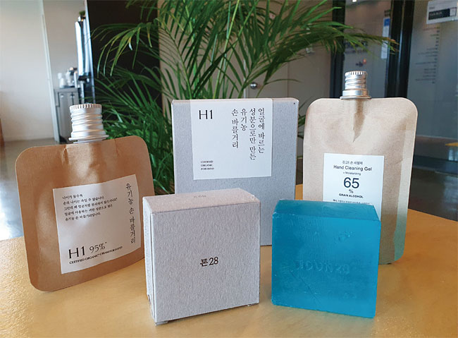 친환경 용기를 사용한 톤28 제품들. 사진 전준범 기자