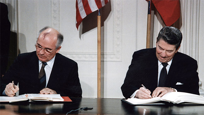 1987년 12월 8일 미국의 레이건(오른쪽) 전 대통령과 소련의 고르바초프 전 서기장이 백악관 이스트룸에서 중거리 핵전력 감축 조약(INF)에 서명하고 있다. 핵무기의 완전 폐기가 불가능하면 차라리 통제 가능한 국가들의 독과점을 용인하는 것이 차선이 되었다. 사진 위키피디아