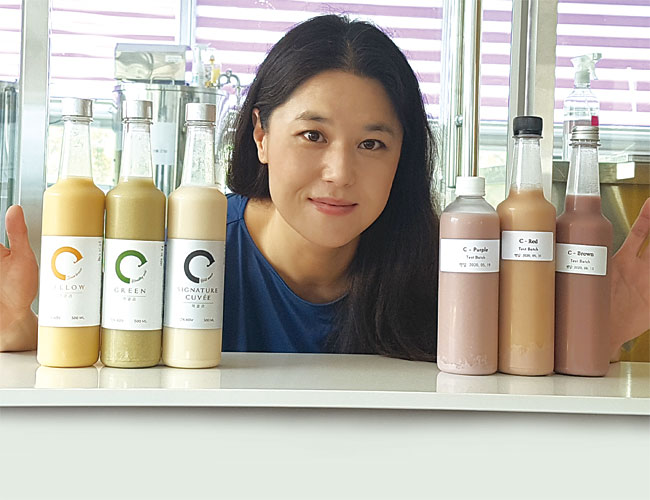 최영은 벨기에 루벤 가톨릭대 경영학 석사, 싱가포르 라살 예술대 동남아시아 현대미술사 과정, 전 유로클리어금융그룹 / 최영은 C막걸리 대표가 다양한 재료로 만든 막걸리 제품을 소개하고 있다. 사진 박순욱 조선비즈 선임기자