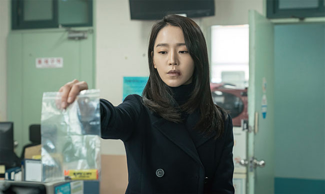 막걸리 농약 사건의 전말을 파헤치는 정인(신혜선). 사진 키다리이엔티