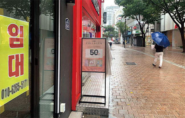9월 7일 명동의 한 빈 상점에 임대 문구가 붙어있다. 그 옆 화장품 가게에서는 할인 행사를 진행 중이다. 사진 전준범 기자