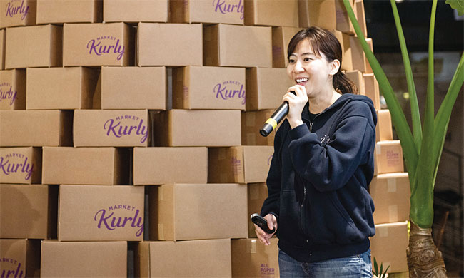김슬아 컬리 대표가 2019년 9월 24일 열린 기자간담회에서 종이 포장재를 사용하는 배송 정책에 관해 설명하고 있다. 사진 컬리