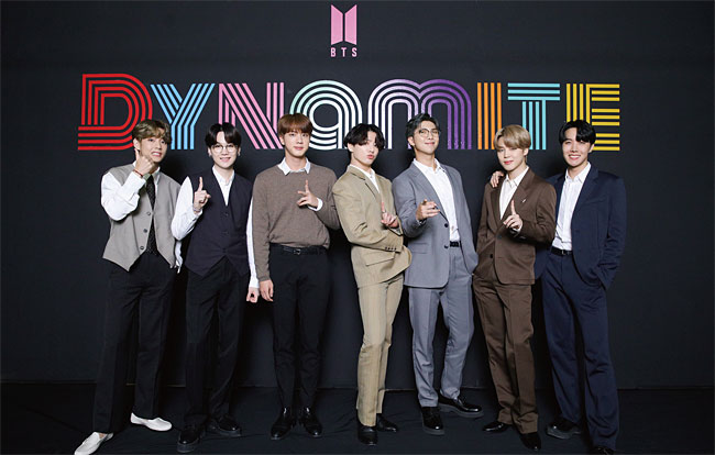 신곡 ‘다이너마이트’로 빌보드 메인 싱글 차트 1위라는 쾌거를 이룬 방탄소년단(BTS) 멤버가 9월 2일 온라인 미디어데이 행사에 참석해 포즈를 취하고 있다. 사진 빅히트엔터테인먼트