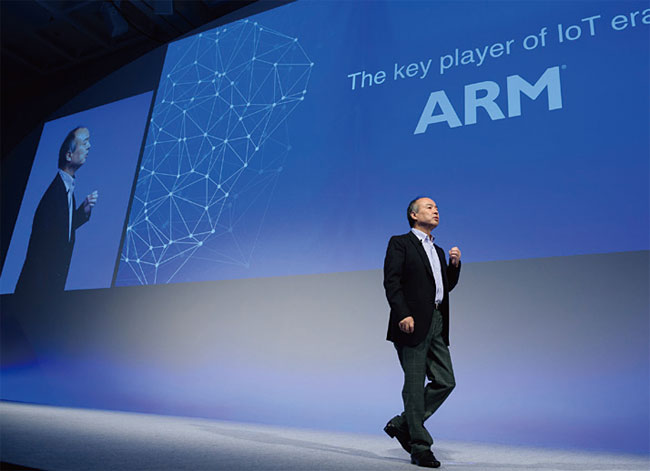 손정의 소프트뱅크 회장이 2016년 ARM을 인수한 후 기자 회견을 하고 있다. 사진 블룸버그