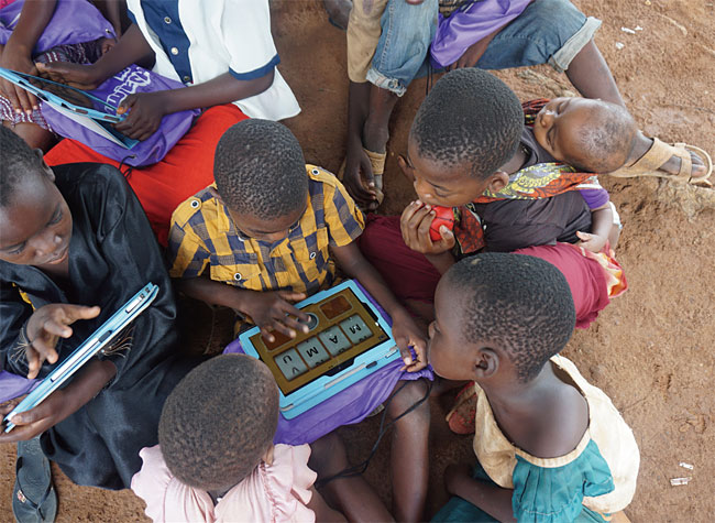 아프리카 탄자니아의 한 마을 어린이들이 에누마의 ‘킷킷스쿨’이 설치된 태블릿PC로 공부하고 있다. 사진 에누마