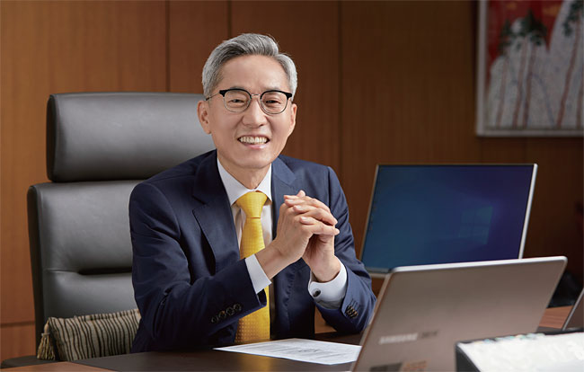 윤종규 KB금융그룹 회장은 올해 1월 진행된 그룹 임원 워크숍에서 “ESG 경영 체제를 더 확산해 모범 금융그룹의 위상을 공고히 하자”고 했다. 사진 KB금융