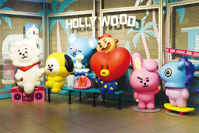 미국 캘리포니아주의 라인프렌즈 상점 안에 방탄소년단을 상징하는 라인 캐릭터 ‘BT21’ 조형물이 있다.