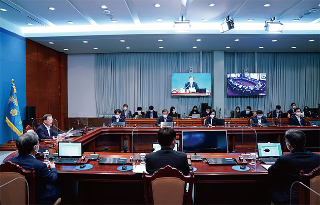 문재인(왼쪽 두 번째) 대통령이 8월 25일 청와대에서 주재한 국무회의에서 ‘다중대표소송제도’ 도입을 담은 ‘상법 일부개정법률안’ 등 공정경제 3법이 심의·의결됐다. 사진은 이날 국무회의 모습. 사진 청와대