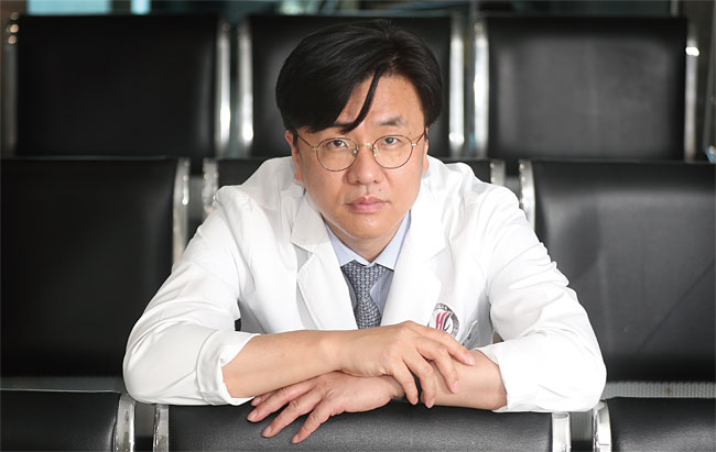 감염병 전문가로 민간과 공공 영역 최전선에서 활약 중인 이재갑 한림대 강남성심병원 감염내과 교수. 사진 장련성 조선일보 기자
