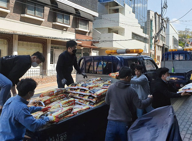 텐마인즈 임직원들이 쌀 나눔 캠페인 행사를 하고 있다. 사진 텐마인즈