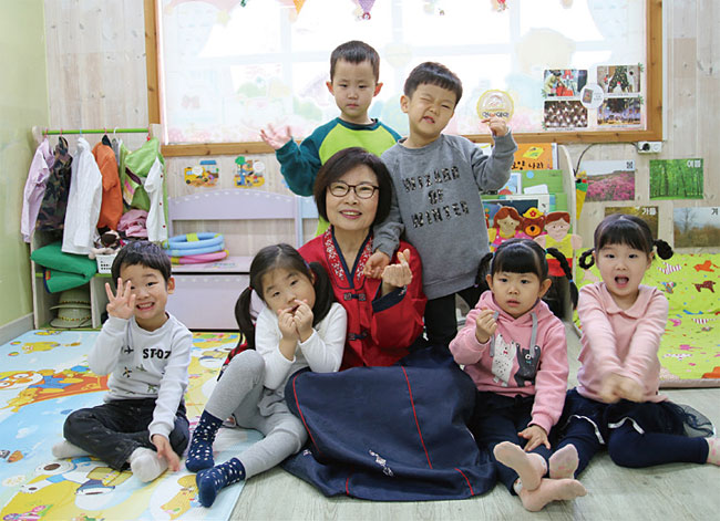한국국학진흥원의 ‘아름다운 이야기 할머니’ 사업의 활동 모습. 사진 한국국학진흥원