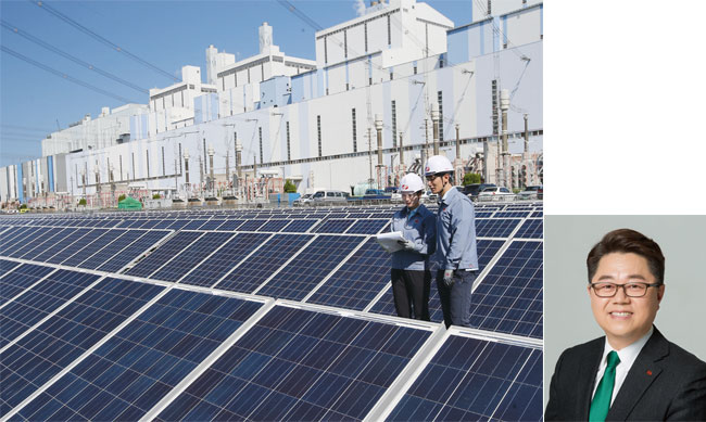 박일준(오른쪽) 한국동서발전 사장. 한국동서발전 직원들이 충남 당진 태양광 발전소에서 설비를 점검하고 있다. 사진 한국동서발전