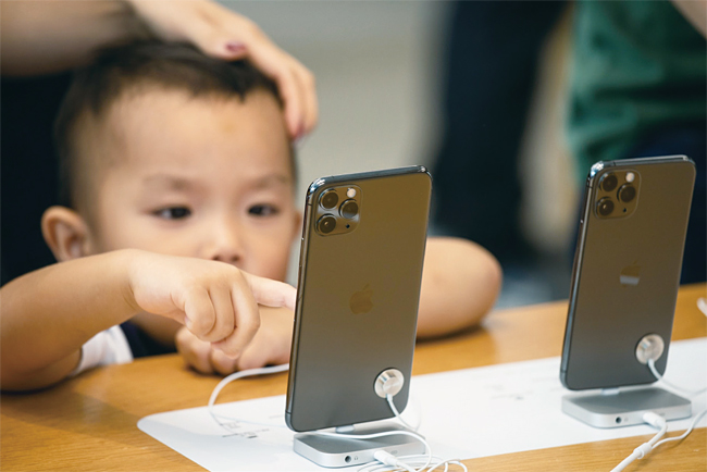 2019년 9월 중국의 한 애플스토어에서 아이가 아이폰을 만지고 있다. 사진 블룸버그
