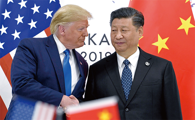 2019년 6월 일본 오사카에서 열린 주요 20개국(G20) 정상회의에 참석한 도널드 트럼프(왼쪽) 미국 대통령과 시진핑 중국 국가주석이 악수하고 있다. 사진 AP연합