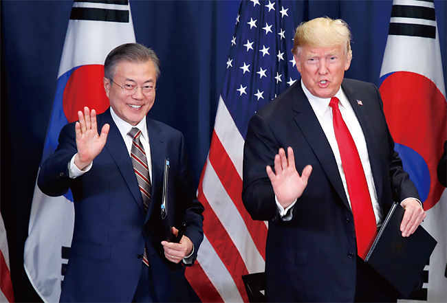 문재인(왼쪽) 대통령과 도널드 트럼프 미국 대통령이 2018년 9월 24일(현지시각) 미국 뉴욕 롯데 뉴욕팰리스 호텔에서 ‘한·미 자유무역협정(FTA)에 관한 공동성명’에 서명한 후 인사하고 있다. 사진 연합뉴스