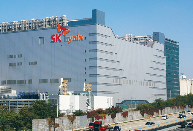 SK하이닉스는 10월 20일 미국 인텔의 메모리 사업인 낸드 부문을 90억달러에 인수하는 내용의 양도 양수 계약을 체결했다고 밝혔다. 사진은 경기도 이천 SK하이닉스 본사. 사진 연합뉴스