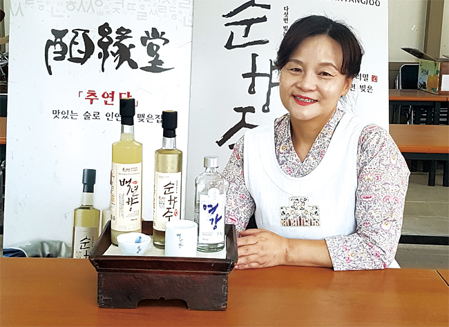 이숙 샤본다마(천연세제 전문업체) 이사, 대한민국전통음식총연합회 경기지회장 / 이숙 추연당 대표가 회사의 대표 제품들을 소개하고 있다. 사진 박순욱 조선비즈 선임기자