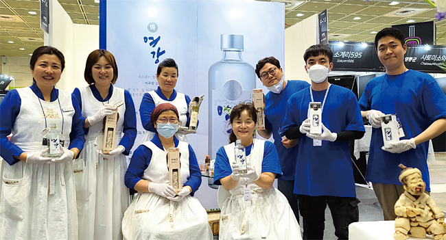 이숙(앞줄 오른쪽) 대표와 직원들이 술 전시회에 참가해 추연당 제품을 선보이고 있다. 사진 추연당