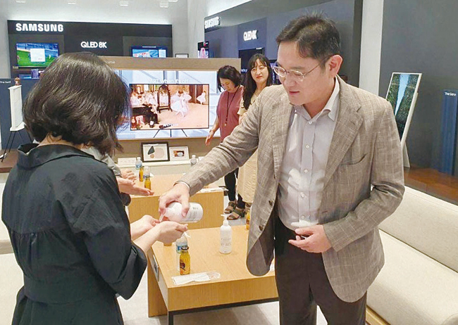 이재용(오른쪽) 삼성전자 부회장. 사진 조선일보 DB