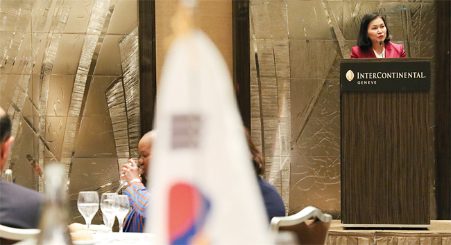 세계무역기구(WTO) 사무총장 선거 최종 라운드에 진출한 유명희 산업통상자원부 통상교섭본부장이 10월 16일(현지시각) 스위스 제네바에서 각국 대사들을 초청해 개최한 리셉션에서 발언하고 있다. 사진 연합뉴스