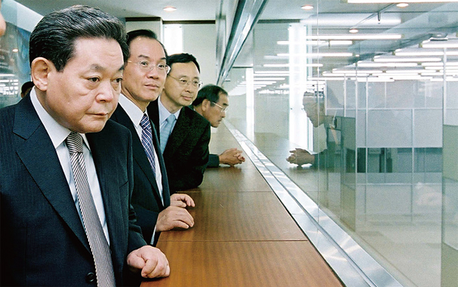 이건희 회장이 2003년 10월 경기도 화성 삼성전자 메모리 연구동을 방문했다. 사진 연합뉴스