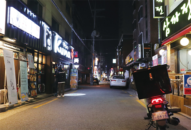 서울 안암역 인근 대학가 골목 상권의 저녁 모습. 배달용 오토바이만 서 있을 뿐, 골목에 유동 인구가 거의 없다. 사진 김지욱 인턴기자