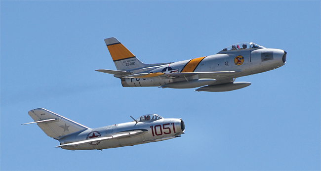 왼쪽부터 시범 비행 중인 MiG-15와 F-86. 이후 양국은 전투기 분야의 라이벌이 되었지만, 소련 전투기의 성능이 미국 전투기와 대등했던 시기는 1950년대 초뿐이었다. 사진 위키미디어