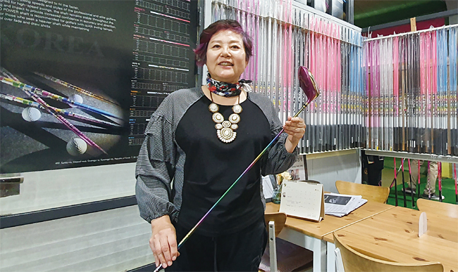 정두나 두미나 대표가 경기도 광주 사무실에서 오토 플렉스 제품을 배경으로 포즈를 취했다. 그는 “2013년 회사를 만들면서 우리가 만든 샤프트로 한국 선수가 우승 한 번 했으면 하는 바람이 있었는데 벌써 5승을 거두었다”며 “앞으로도 좋은 제품을 만들어 세계로 진출하겠다는 초심을 잊지 않겠다”고 말했다. 사진 민학수 기자