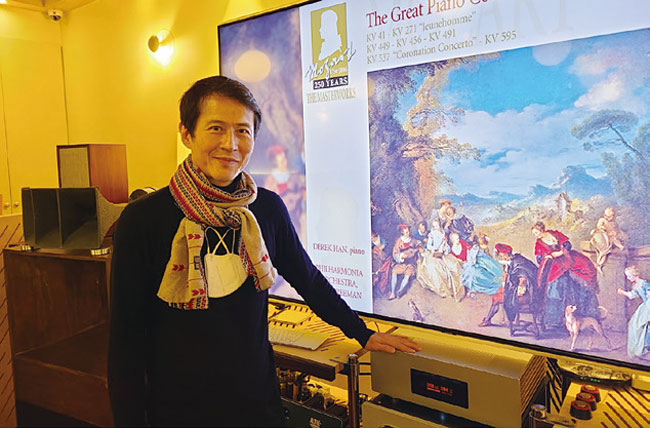 서울 마포에 있는 고깃집 ‘거부’의 이재성 사장이 본인이 개발한 오디오 기기 앞에서 포즈를 취하고 있다. 사진 김문관 기자