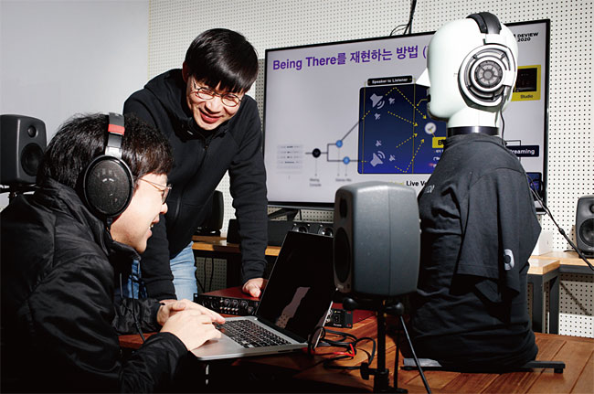 오현오(오른쪽) 대표와 직원이 가우디오랩에서 개발한 음향 기술을 시연하고 있다. 사진 채승우 객원기자