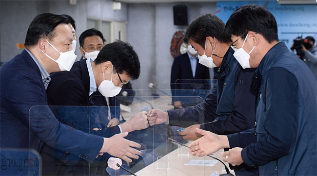 11월 3일 오전 서울 여의도 한국노동조합총연맹에서 열린 삼성전자 단체교섭 상견례 및 1차 본교섭에서 김만재(오른쪽 두번째) 금속노련 위원장과 최완우(왼쪽 첫번째) 삼성전자 DS부문 인사기획그룹장(전무), 나기홍(왼쪽 두번째) 삼성전자 경영지원실 인사팀장 등 노사 교섭위원들이 인사를 나누고 있다. 사진 연합뉴스