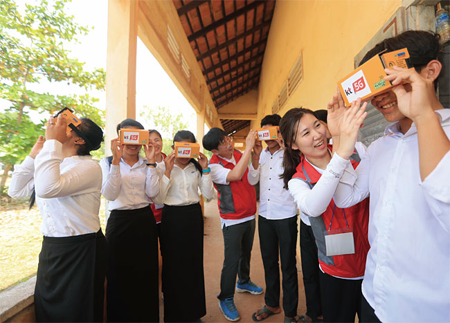 KT그룹 임직원 봉사단이 캄보디아 프놈펜 깜뽕랭 학교에서 ICT를 활용한 교육 봉사 활동을 하고 있다. 사진 KT