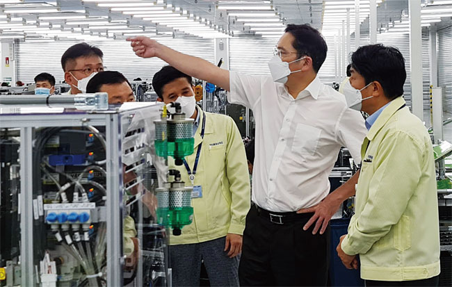 이재용(오른쪽에서 두 번째) 삼성전자 부회장이 10월 21일 베트남 하노이 인근 타이응웬에 있는 삼성 복합단지를 찾아 스마트폰 생산 공장을 살펴보고 있다. 사진 삼성전자
