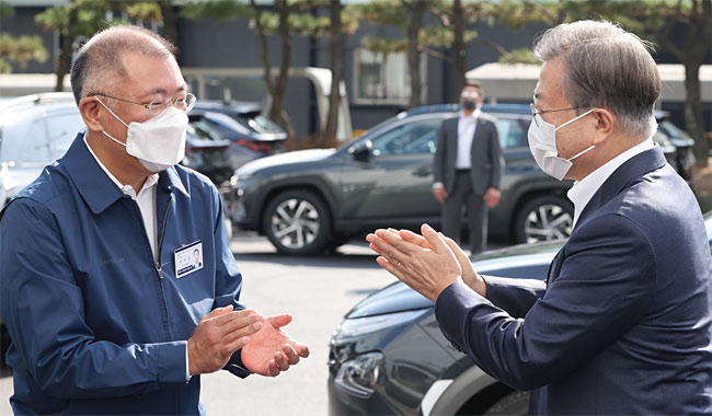 문재인(오른쪽) 대통령이 10월 30일 현대차 울산 공장을 방문, 친환경 미래차 관련 설명을 들은 뒤 정의선 현대차그룹 회장에게 박수를 보내고 있다. 사진 연합뉴스