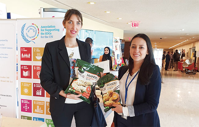 2019년 7월 미국 뉴욕 UN 본부에서 열린 ‘2019 지속 가능 고위급 정치회담’에서 CJ제일제당의 비비고 제품이 소개되고 있다. 사진 UN SDGs협회