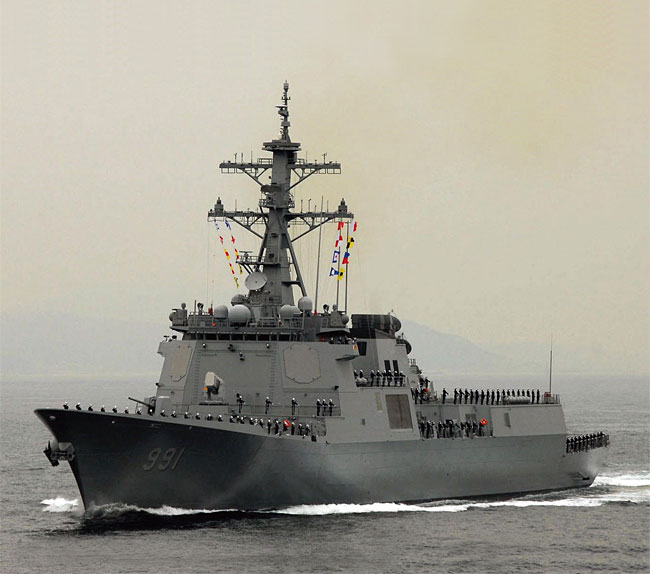 한국 해군의 이지스 구축함인 세종대왕함. 1척당 1조원이 넘는 엄청난 고가의 무기다. 사진 위키피디아
