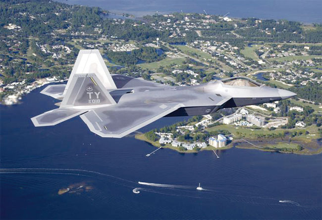 현재 자타가 최강의 전투기로 첫 손 꼽는 F-22. 배치가 시작된 2005년 당시 가격이 1800억원인 고가의 장비다. 현재까지 미국이 대외 판매를 금지한 무기여서 설령 돈이 있어도 살 수 없다. 사진 위키피디아