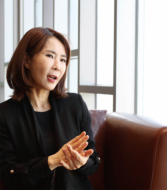 최명화 고려대 불어불문학 학사, VPI&SU 박사, 맥킨지&컴퍼니 컨설턴트, LG전자 상무, 두산그룹 브랜드 총괄 전무, 현대자동차 마케팅 전략실장, 현 서강대학교 교수, 블러썸미 대표이사 / 사진 채승우 객원기자