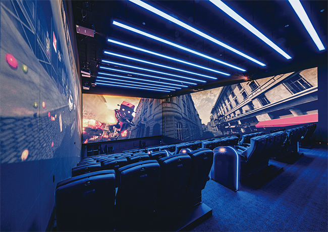 CGV 용산아이파크몰 4DX 스크린관 내 스크린 3면에 영상이 재생되고 있다. 사진 CGV