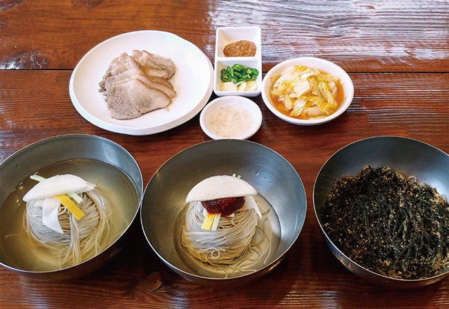 고기리 막국수 대표 메뉴인 막국수와 수육. 사진 안소영 기자