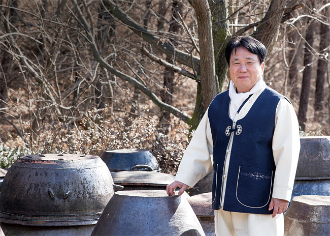조정형 전통식품 명인 9호, 향토무형문화재 6호, 현 전주 이강주 회장 / 조정형 이강주 명인이 이강주 제조에 쓰는 술 항아리를 소개하고 있다. 사진 전주 이강주