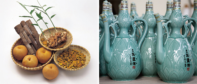 이강주(오른쪽)와 이강주의 주요 재료인 배, 계피, 생강, 울금. 사진 전주 이강주