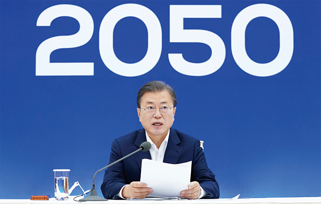 문재인 대통령이 11월 27일 청와대에서 열린 ‘2050년 탄소중립’ 범부처 전략회의에서 발언하고 있다. 사진 연합뉴스
