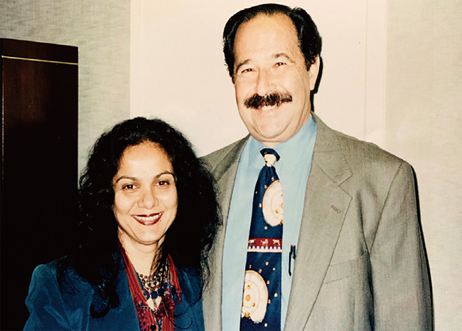 아즈라 라자(왼쪽) 교수는 동료 종양학자였던 남편 하비를 2002년 림프종으로 잃었다. 사진 아즈라 라자