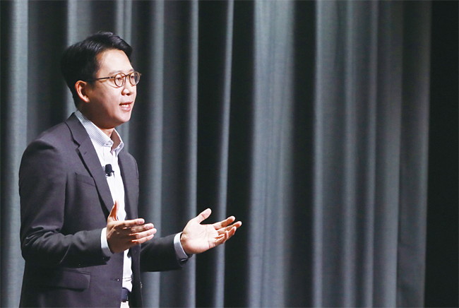 ‘LG AI연구원’의 초대 원장 배경훈(왼쪽) 상무와 세계 10대 AI 연구자로 뽑힌 이홍락 미국 미시간대 교수. 사진 LG그룹