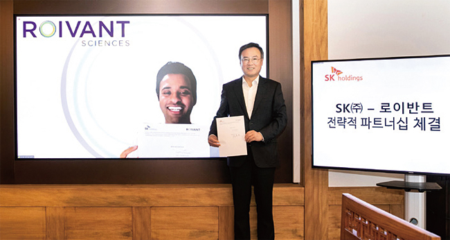 장동현(오른쪽) SK㈜ 사장과 로이반트사이언스 비벡 라마스와미 사장이 화상 협약을 체결하는 모습. 사진 SK