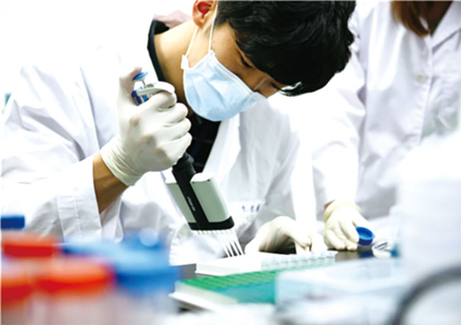 제넥신 연구원이 의약품 실험을 하고 있다. 제넥신은 현재 자체 기술력을 이용해 코로나19 DNA 백신을 개발하고 있다. 제넥신