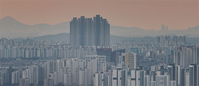 경기도 파주시 접경지역에서 바라본 운정신도시와 일산신도시에 아파a트들이 줄지어 서 있다. 사진 연합뉴스
