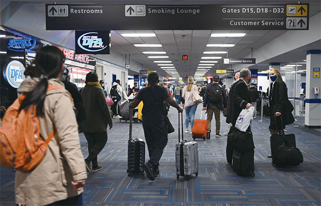 2020년 12월 27일(현지시각) 미국 버지니아주 워싱턴 덜레스 국제공항 터미널을 승객들이 걸어가고 있다. 사진 AP연합