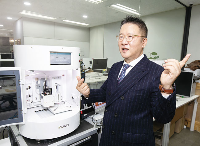 유석환 고려대 산업공학과, 대우자동차 폴란드 유럽본부 전무,타이코 인터내셔널 아시아태평양 총괄 수석 부사장, 셀트리온헬스케어 사장 / 유석환 로킷헬스케어 대표는 “우리가 세계 최초로 당뇨발 완치의 길을 열 것”이라며 “4D 바이오 프린팅 기술로 세계 장기재생 시장을 선도해나겠다”고 말했다. 사진 김흥구 객원기자